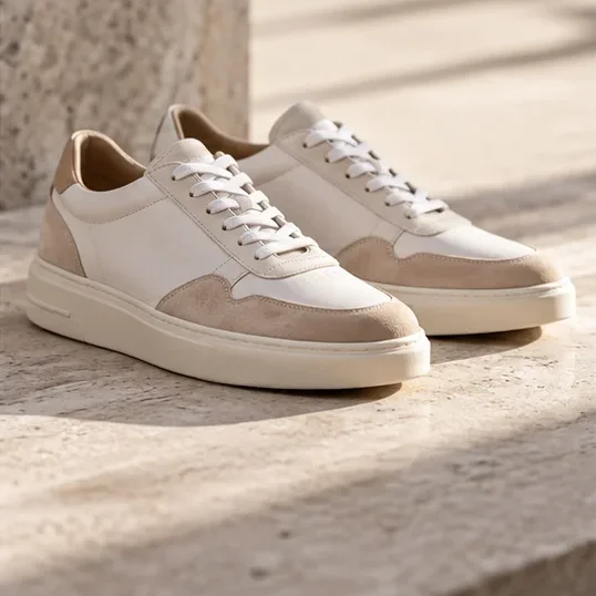 Crèmekleurige sneakers met bijpassende veters en zolen.