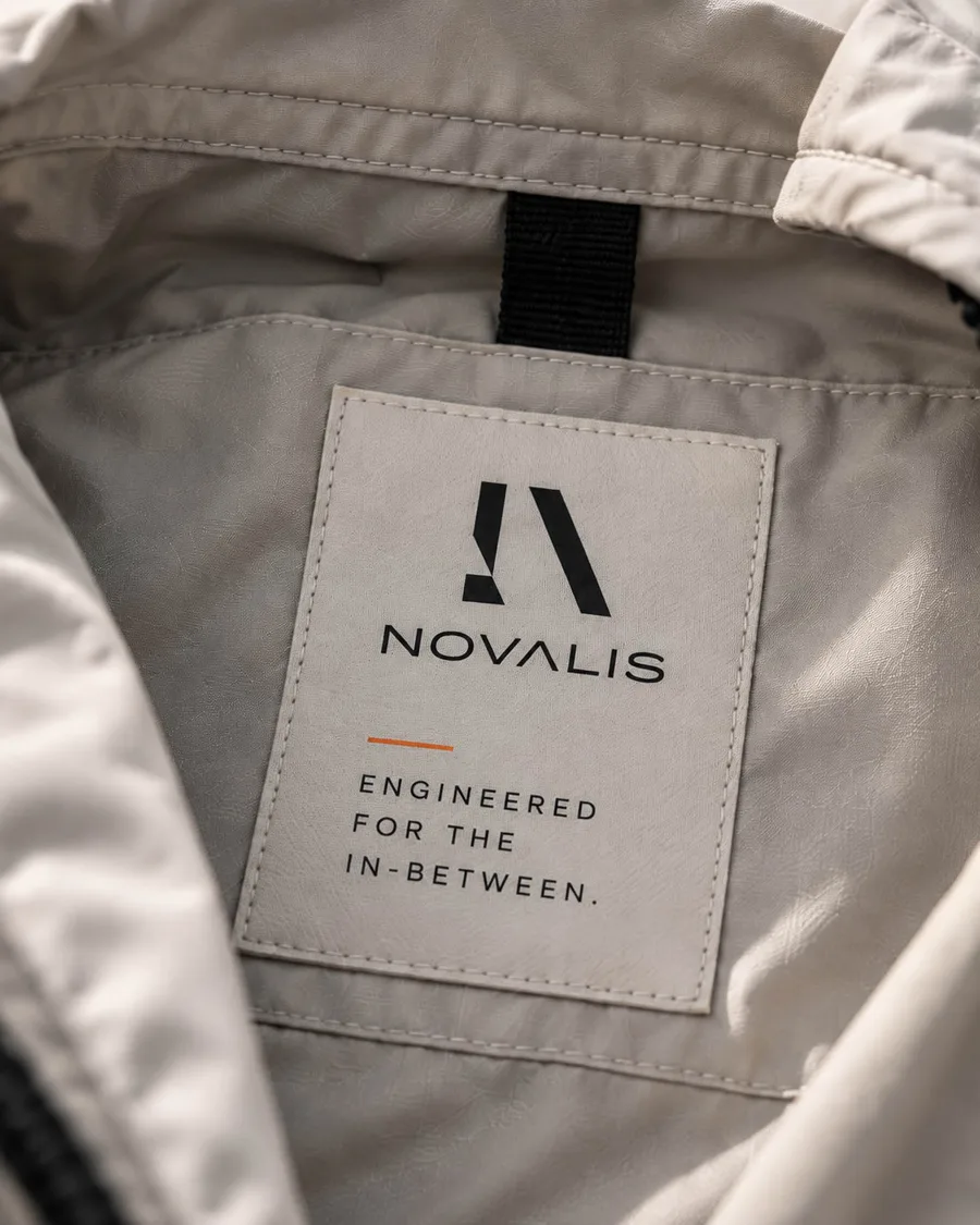 Novalis-merklabel in een jas