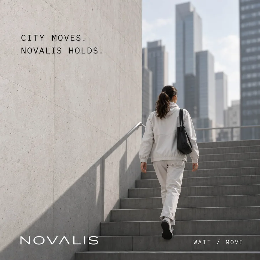 Novalis-campagne met een vrouw op een stedelijke trap