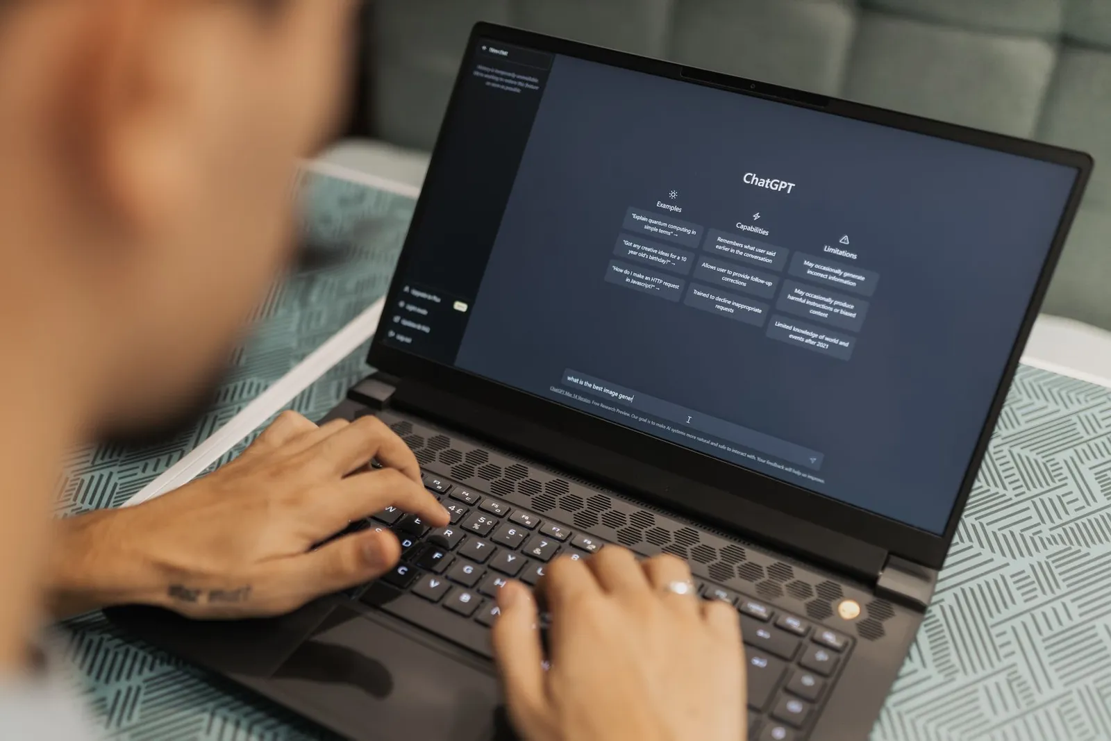 Iemand gebruikt ChatGPT op een laptop.