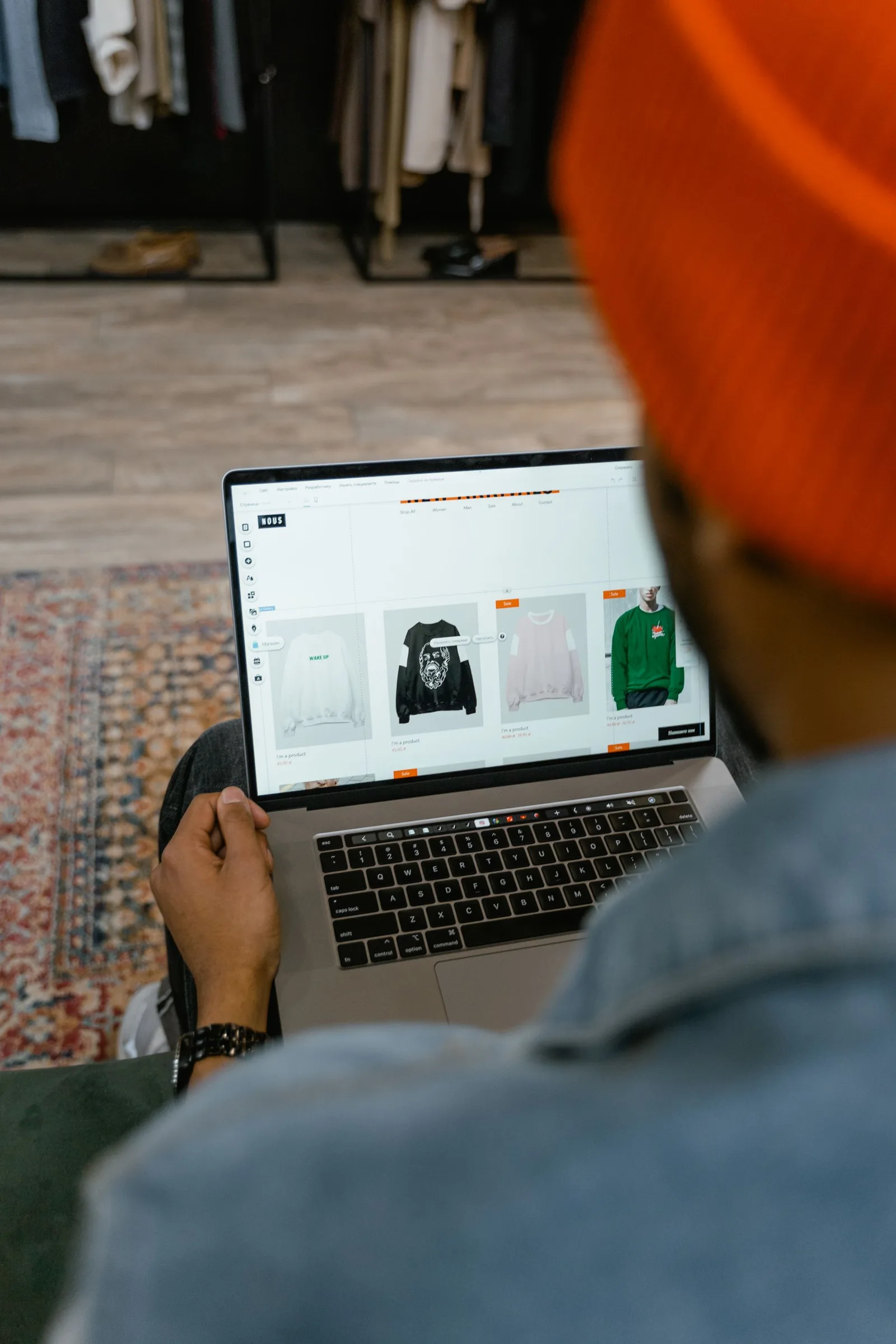 Een bezoeker vergelijkt kleding in een online assortiment op een laptop.