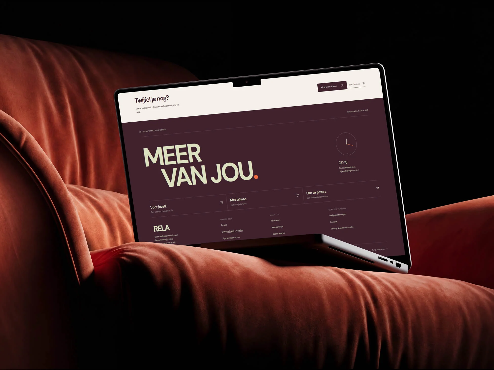 Laptopmockup op oranje textiel met de bordeaux RELA-footer, het statement Meer van jou en vervolgroutes.