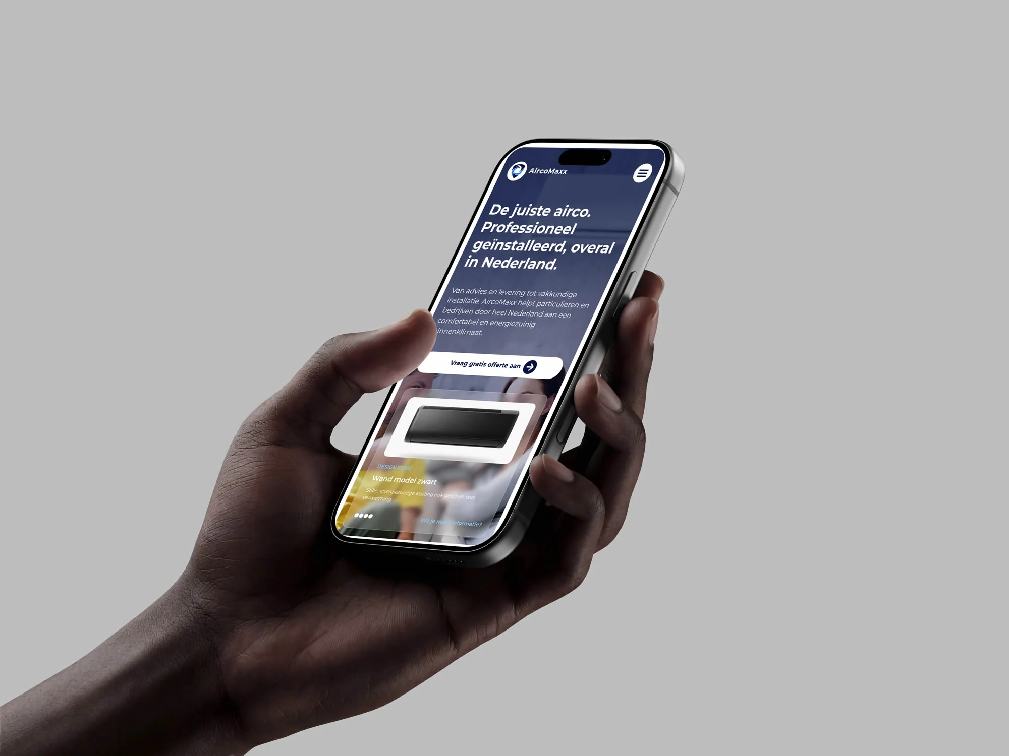 AircoMaxx-homepage op een telefoon in een hand, met productpresentatie en offerteknop.